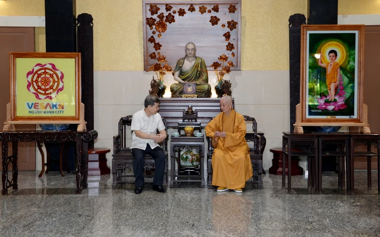 Đức Pháp chủ GHPGVN và ông Chánh án Tòa án Nhân dân tối cao Lê Minh Trí tại chùa Huê Nghiêm - Ảnh: Bảo Toàn/BGN