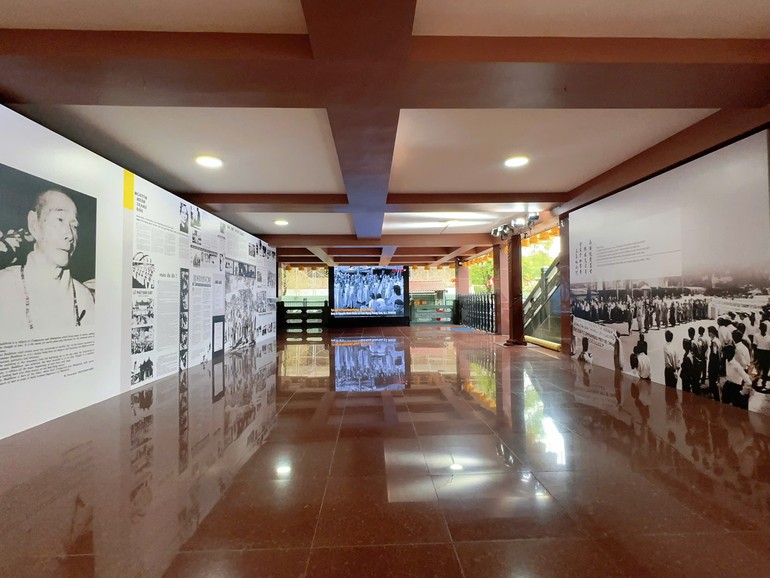 Không gian tại Việt Nam Quốc Tự với những tác phẩm, tư liệu hình ảnh, báo chí năm 1963 sẵn sàng cho việc tôn trí, chiêm bái xá-lợi Trái tim Bồ-tát Thích Quảng Đức từ 14g ngày 6-5-2025