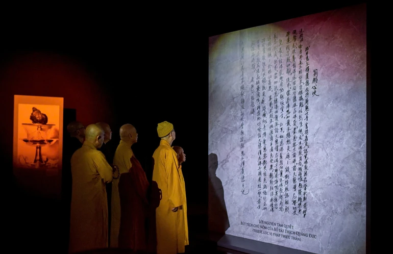 Đức Pháp chủ và chư tôn Trưởng lão trước di bút chữ Nôm của Bồ-tát Thích Quảng Đức, tôn trí tại Việt Nam Quốc Tự - Ảnh: Quảng Đạo/BGN