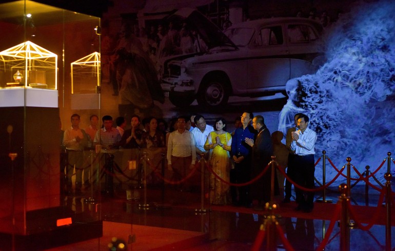 Phó Thủ tướng Mai Văn Chính và phái đoàn trong không gian tưởng niệm Bồ-tát Thích Quảng Đức tại Việt Nam Quốc Tự - Ảnh: Quảng Đạo/BGN