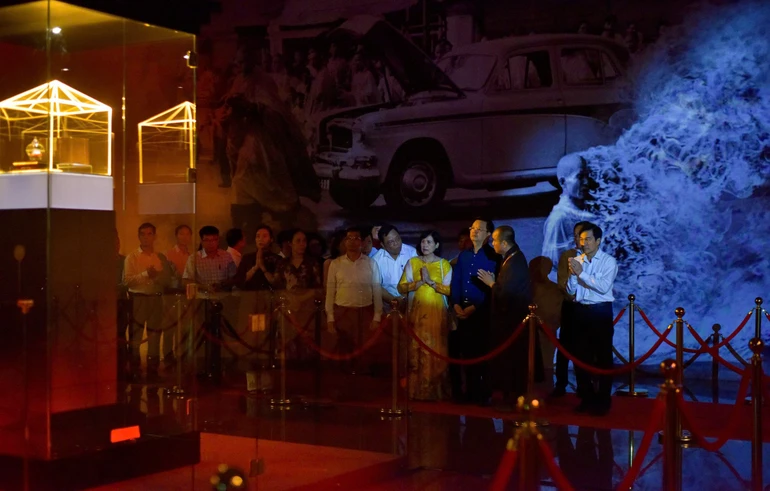 Phó Thủ tướng Mai Văn Chính và phái đoàn trong không gian tưởng niệm Bồ-tát Thích Quảng Đức tại Việt Nam Quốc Tự - Ảnh: Quảng Đạo/BGN