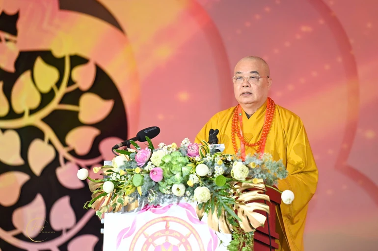 Trưởng lão Hòa thượng Thích Thanh Nhiễu, Ủy viên Thường trực Hội đồng Chứng minh, Phó Chủ tịch Thường trực Hội đồng Trị sự GHPGVN đọc Diễn văn bế mạc Đại lễ Vesak Liên Hiệp Quốc 2025 