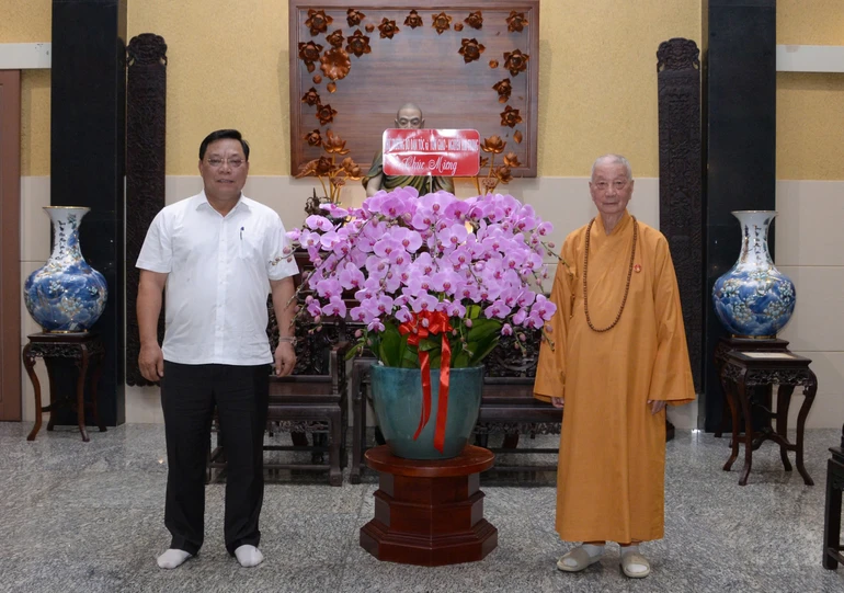 Thứ trưởng Bộ Dân tộc và Tôn giáo Nguyễn Hải Trung chúc mừng Đại lễ Phật đản - Vesak 2025 đến Đức Pháp chủ GHPGVN - Ảnh: Bảo Toàn/BGN