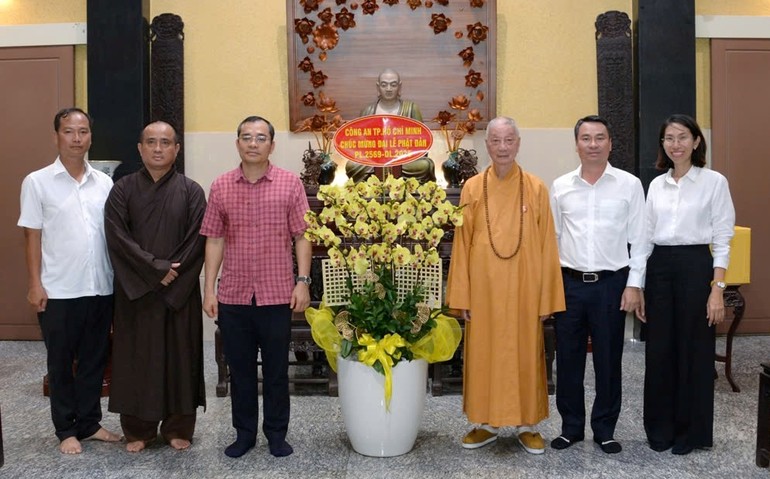 Đại diện Đảng ủy, Ban Giám đốc Công an TP.HCM thăm, chúc mừng Phật đản Đức Pháp chủ GHPGVN - Ảnh: Bảo Toàn/BGN