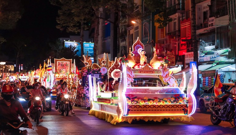 41 chiếc xe hoa kính mừng Phật đản Phật lịch 2569 của các Ban chuyên môn trực thuộc Ban Trị sự GHPGVN TP.HCM, Ban Trị sự 21 quận huyện và TP.Thủ Đức diễu hành vào đêm 10-5 - Ảnh: Phùng Anh Quốc