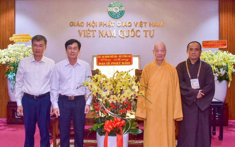 Thiếu tướng Võ Hùng Minh tặng hoa chúc mừng Đại lễ Phật đản Phật lịch 2569 đến Đức Pháp chủ GHPGVN - Ảnh: Quảng Đạo/BGN