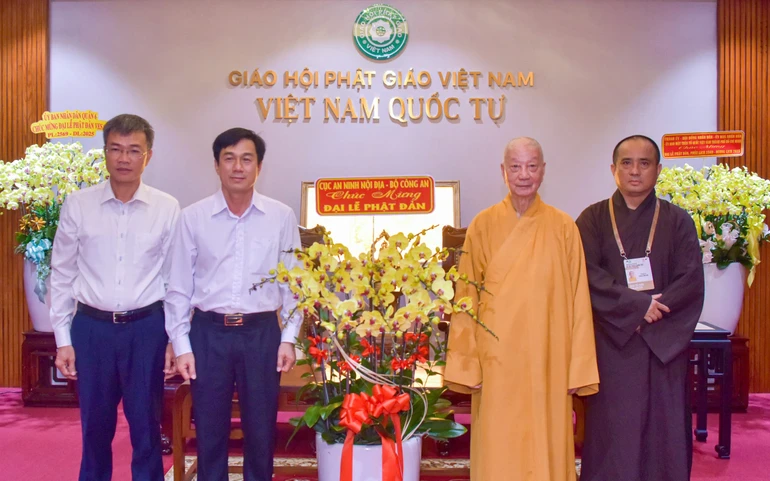 Thiếu tướng Võ Hùng Minh tặng hoa chúc mừng Đại lễ Phật đản Phật lịch 2569 đến Đức Pháp chủ GHPGVN - Ảnh: Quảng Đạo/BGN