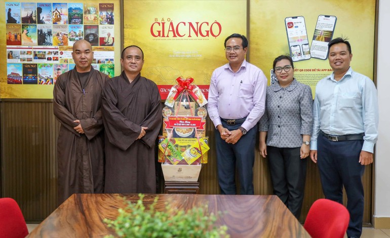 Lãnh đạo Ủy ban MTTQVN TP.HCM chúc mừng Đại lễ Phật đản đến Báo Giác Ngộ - Ảnh: Nguyên Tài/BGN