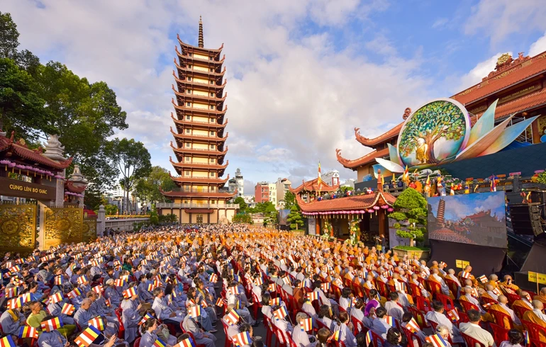 Quang cảnh Đại lễ Phật đản Phật lịch 2569 tại Việt Nam Quốc Tự - Ảnh: Quảng Đạo/BGN