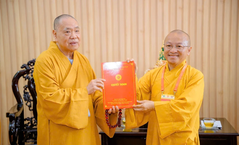 Trưởng lão Hòa thượng Thích Thiện Pháp, Ủy viên Thường trực Hội đồng Chứng minh, Phó Chủ tịch Thường trực Hội đồng Trị sự kiêm Trưởng ban Kiểm soát T.Ư trao quyết định đến Thượng tọa Thích Nhật Từ vào vị trí Phó Văn phòng II T.Ư GHPGVN hôm 5-5-2025 tại thiền viện Quảng Đức - TP.HCM