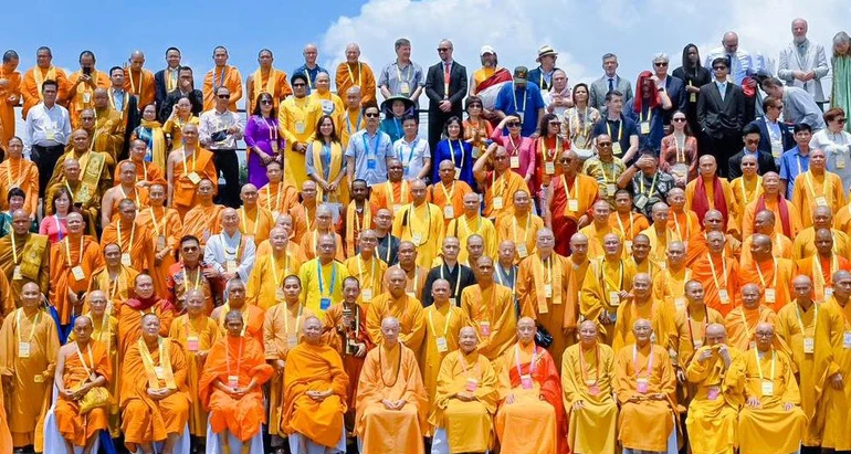 Chư tôn đức lãnh đạo GHPGVN với các đại biểu quốc tế tham dự Đại lễ Vesak Liên Hiệp Quốc 2025 tổ chức tại TP.HCM - Ảnh: BTC