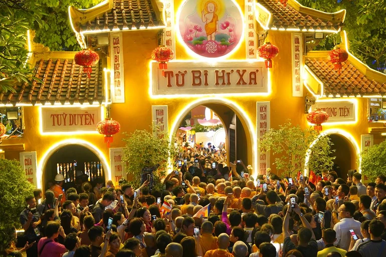 Dòng người đổ về chùa Quán Sứ chiêm bái xá-lợi Đức Phật xuyên đêm