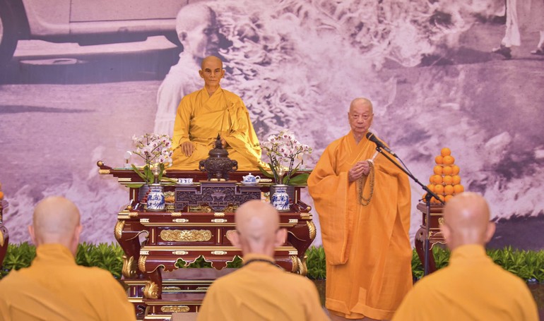 Đức Pháp chủ GHPGVN đạo từ đến toàn thể Tăng Ni, Phật tử trong Lễ tưởng niệm 62 năm ngày Bồ-tát Thích Quảng Đức vị pháp thiêu thân, tổ chức sáng 20-4 ÂL tại Việt Nam Quốc Tự - Ảnh: Quảng Đạo/BGN