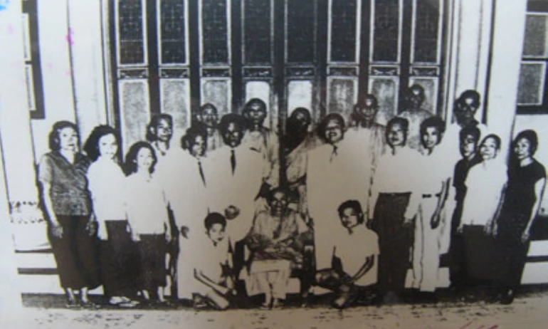 Hòa thượng Bình Lương chụp ảnh với bà con Việt Kiều Thái Lan trước khi về nước năm 1964