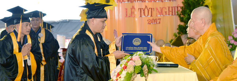 Đại lão Hòa thượng Viện trưởng trao Bằng tốt nghiệp Thạc sĩ Phật học đến các học viên - Ảnh tư liệu GN