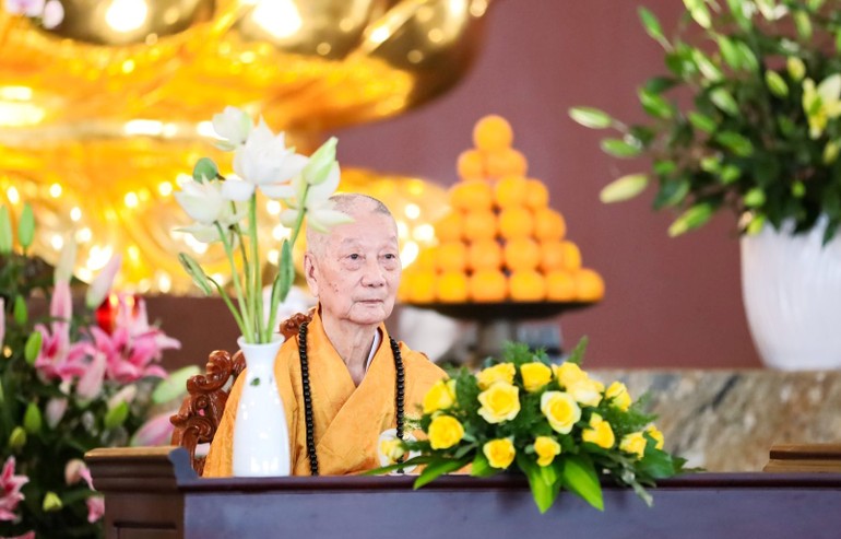 Tăng Ni Hội đồng Điều hành, sinh viên các khóa thỉnh cầu Đức Pháp chủ giáo giới - Ảnh: Bảo Toàn/BGN