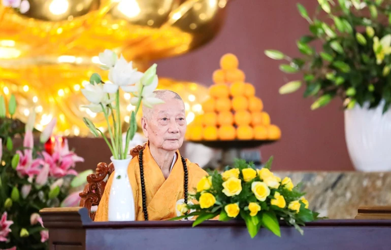 Tăng Ni Hội đồng Điều hành, sinh viên các khóa thỉnh cầu Đức Pháp chủ giáo giới - Ảnh: Bảo Toàn/BGN