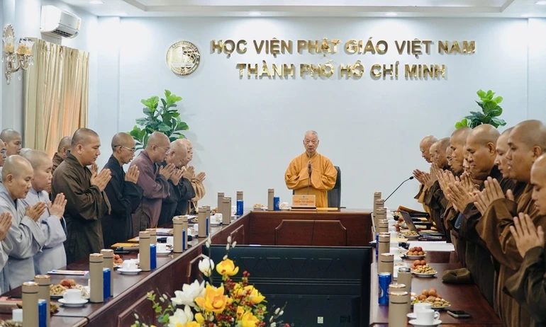 Đại lão Hòa thượng Viện trưởng chủ trì phiên họp mở đầu tuần huân tu tại Học viện sáng nay, 12-6 - Ảnh: Quảng Hậu/BGN