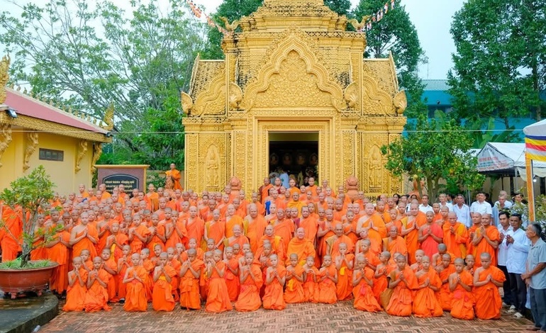 Trước tháp Cù Là tưởng niệm 4 vị sư Khmer hy sinh vì dân tộc 