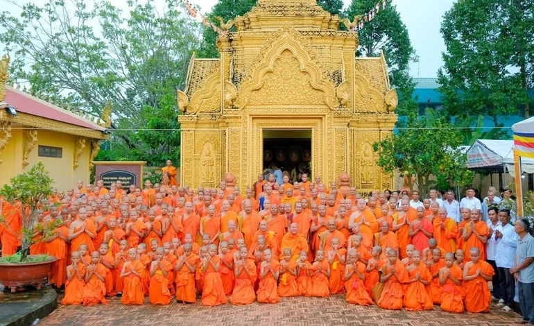 Trước tháp Cù Là tưởng niệm 4 vị sư Khmer hy sinh vì dân tộc 