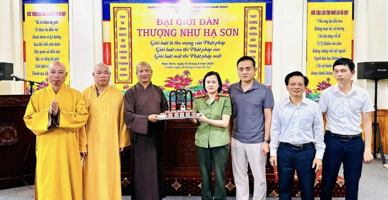 Hòa thượng Thích Quảng Hà thay mặt Ban Trị sự GHPGVN tỉnh bàn giao lại con dấu của 9 Ban Trị sự Phật giáo các huyện và thành phố trực thuộc cho Công an tỉnh Nam Định