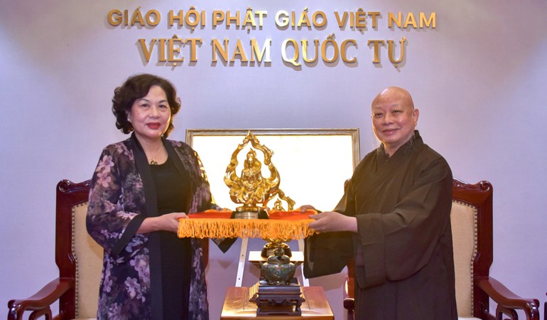 Hòa thượng Thích Lệ Trang tặng pho tượng Bồ-tát Thích Quảng Đức vị pháp thiêu thân đến Thống đốc Ngân hàng Nhà nước Việt Nam Nguyễn Thị Hồng - Ảnh: Quảng Đạo/BGN