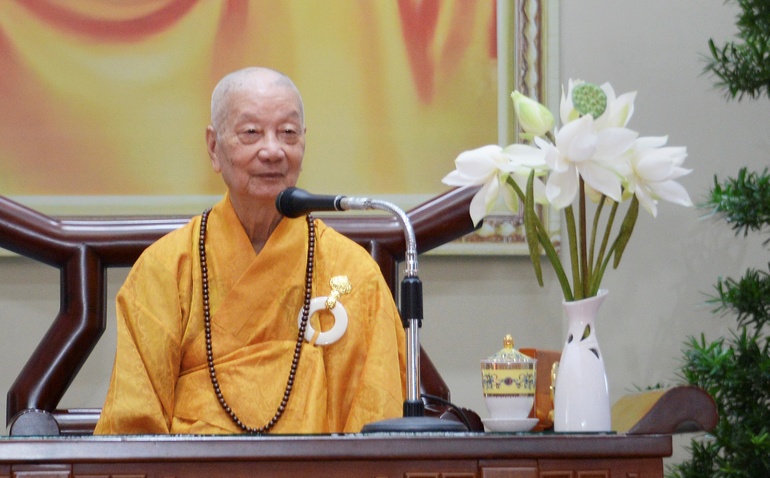 Đại lão Hòa thượng Thích Trí Quảng, Pháp chủ GHPGVN, Viện trưởng Học viện khai pháp sáng nay, 15-6, tại Khóa huân tu - Ảnh: Bảo Toàn/BGN