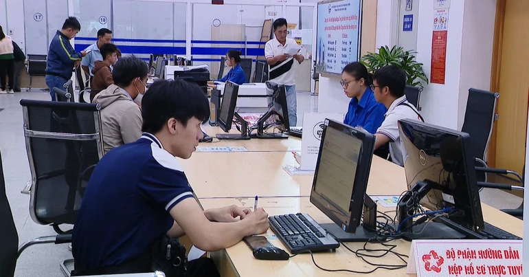 Người dân có thể nộp hồ sơ tại bất cứ điểm tiếp nhận dịch vụ công nào đối với các thủ tục hành chính đã áp dụng phi địa giới hành chính - Ảnh: B.S.