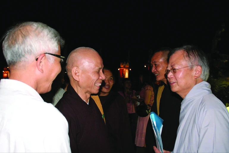 Giáo sư Cao Huy Thuần với chư Tăng và thân hữu sau một buổi thuyết trình tại Thương Bạc, Huế, trong Đại lễ Vesak Liên Hiệp Quốc. Ảnh: HOÀNG ĐỘ