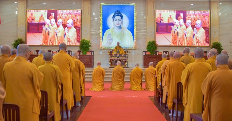 Hòa thượng Thích Lệ Trang và chư tôn đức thỉnh cầu Đức Pháp chủ GHPGVN giáo giới cho Tăng Ni - Ảnh: Quảng Đạo/BGN