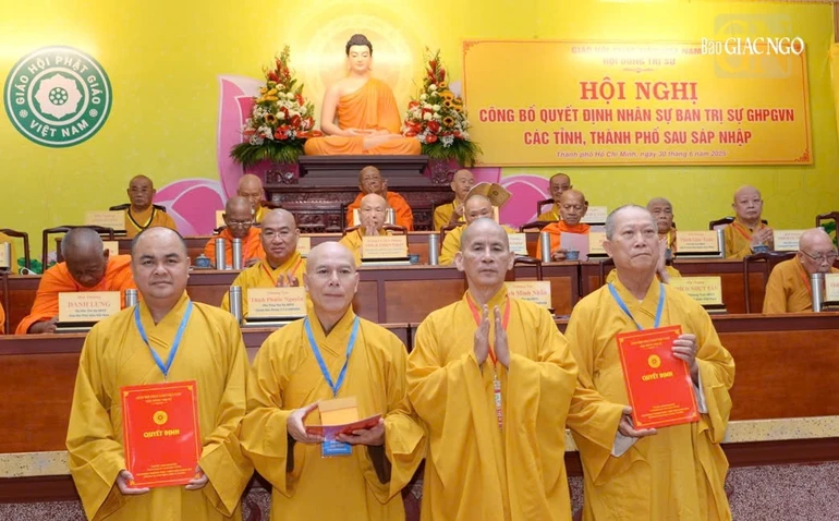 Ban Trị sự GHPGVN tỉnh Quảng Ngãi nhận quyết định nhân sự của Trung ương Giáo hội sau khi sáp nhập - Ảnh: Bảo Toàn/BGN