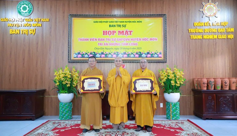 Tặng kỷ niệm chương tri ân đến chư tôn đức lãnh đạo Ban Trị sự GHPGVN H.Hóc Môn