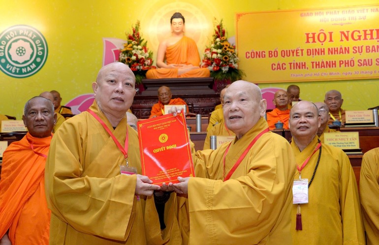 Hòa thượng Thích Lệ Trang nhận quyết định đảm nhiệm Trưởng ban Trị sự GHPGVN TP.HCM sau sáp nhập, hợp nhất với tỉnh Bình Dương và Bà Rịa - Vũng Tàu - Ảnh: Bảo Toàn/BGN