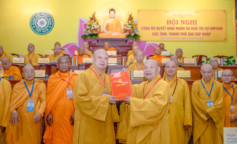 Trưởng lão Hòa thượng Thích Thiện Nhơn trao quyết định nhân sự Ban Trị sự GHPGVN TP.HCM mới đến Hòa thượng Thích Lệ Trang và các chức danh chủ chốt - Ảnh: Bảo Toàn/BGN