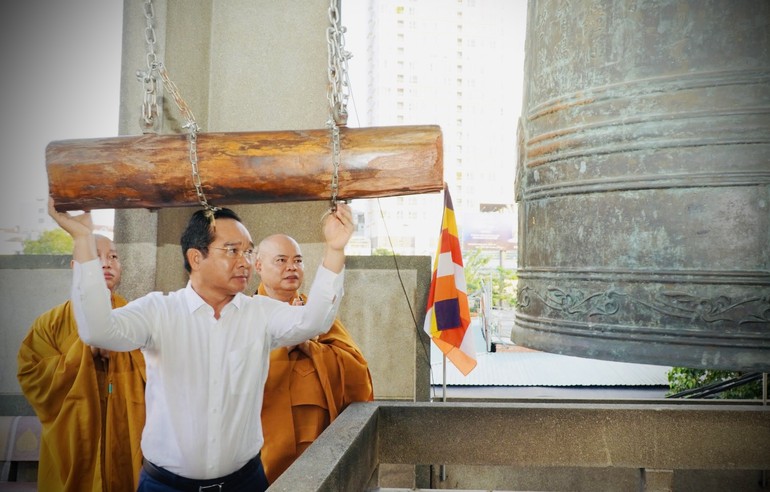 Chủ tịch UBND TP.HCM Nguyễn Văn Được thỉnh chuông hòa bình tại chùa Vĩnh Nghiêm trong nghi lễ cầu quốc thái dân an sáng 1-7-2025 - Ảnh: Như Danh/BGN