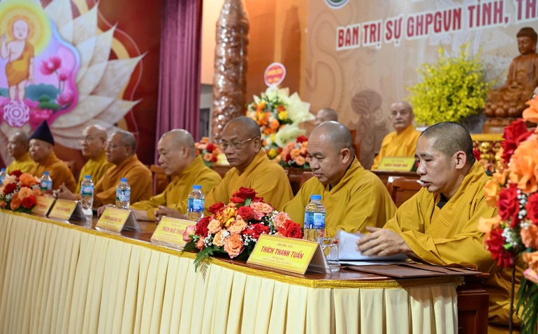 Chư vị giáo phẩm chứng minh, chủ tọa Hội nghị công bố nhân sự lãnh đạo chủ chốt Ban Trị sự GHPGVN 8 tỉnh, thành phố khu vực phía Bắc sau sáp nhập, hợp nhất - Ảnh: Cẩm Vân