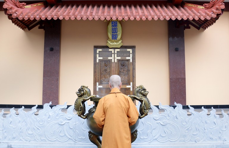 Đức Pháp chủ GHPGVN trước tháp Đa Bảo trong khuôn viên Việt Nam Quốc Tự - TP.HCM, nơi tôn trí xá-lợi Trái tim Bồ-tát Thích Quảng Đức - Ảnh: Bảo Toàn/BGN