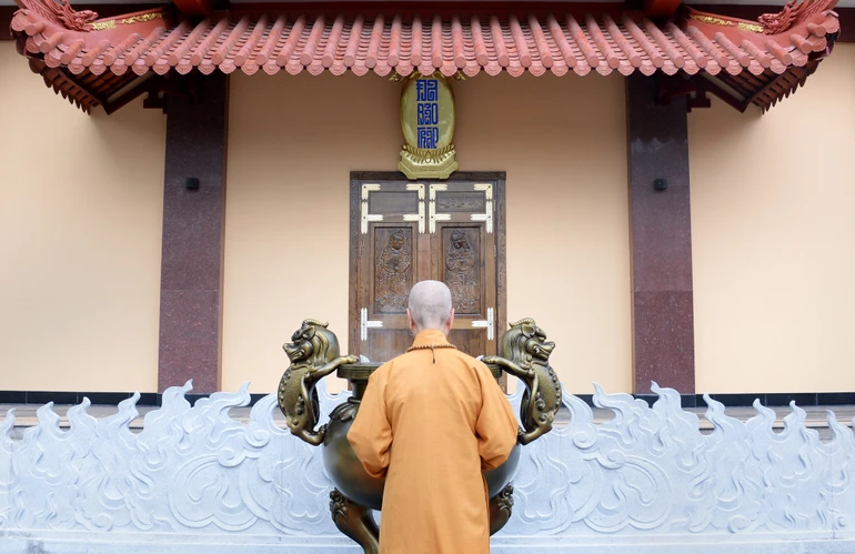 Đức Pháp chủ GHPGVN trước tháp Đa Bảo trong khuôn viên Việt Nam Quốc Tự - TP.HCM, nơi tôn trí xá-lợi Trái tim Bồ-tát Thích Quảng Đức - Ảnh: Bảo Toàn/BGN