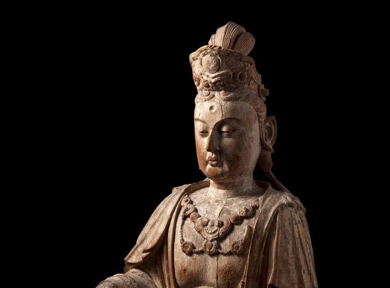 Theo cách nói của Bát-nhã Ba-la-mật-đa Tâm kinh, Quán Thế Âm đại biểu cho tính giác ngộ nội tại nằm ở nơi thẳm sâu nhất trong tâm linh của chúng sinh, Ngài không đơn thuần chỉ đi thực hiện các hành vi cứu độ chúng sinh khi nghe thấy những người đang gặp nạn hoặc đang trong cảnh phiền não niệm danh hiệu của mình, mà còn khiến cho chúng sinh tự nghe âm thanh của chính mình...