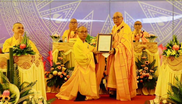 Hòa thượng Thích Thiện Tấn trao quyết định bổ nhiệm trụ trì chùa Hải Lộc đến Đại đức Thích Nguyên Đại 