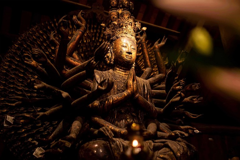 Tượng Đức Bồ-tát Quan Âm nghìn mắt nghìn tay ở chùa Bút Tháp