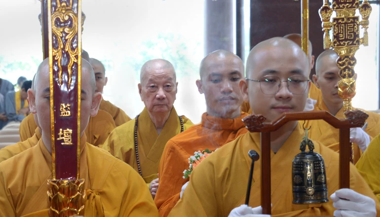 Đức Pháp chủ GHPGVN quang lâm khai pháp Khóa tu Một ngày an lạc ở Học viện Phật giáo VN tại TP.HCM sau thời gian gián đoạn - Ảnh: Bảo Toàn/BGN