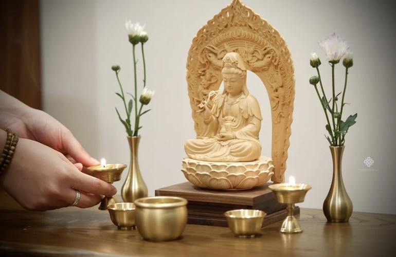 Kính lạy Đức Bồ-tát Quán Thế Âm, chúng con xin học theo hạnh của Ngài...