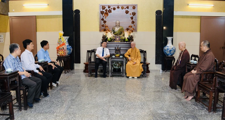 Đoàn lãnh đạo Sở Dân tộc và Tôn giáo TP.HCM thăm Đức Pháp chủ GHPGVN tại chùa Huê Nghiêm - Ảnh: Bảo Toàn/BGN