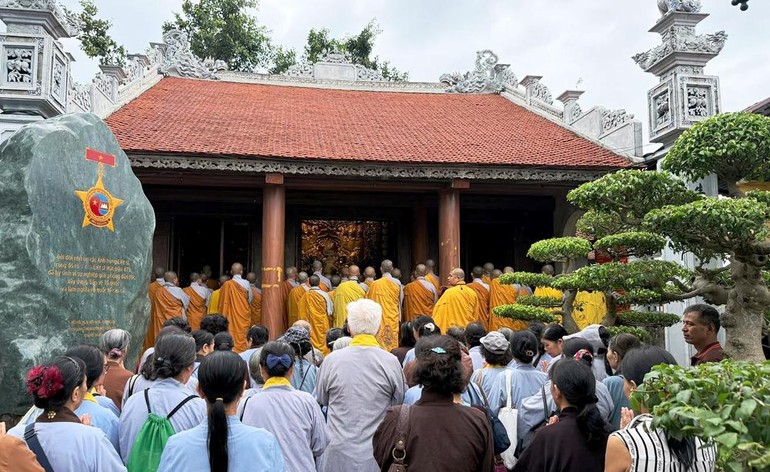 Chư Tăng Ni, Phật tử tham dự, cầu nguyện