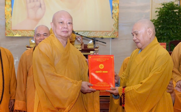 Trưởng lão Hòa thượng Thích Thiện Pháp trao quyết định Trưởng ban Trị sự GHPGVN TP.HCM đến Hòa thượng Thích Lệ Trang - Ảnh: Bảo Toàn/BGN