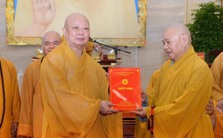 Trưởng lão Hòa thượng Thích Thiện Pháp trao quyết định Trưởng ban Trị sự GHPGVN TP.HCM đến Hòa thượng Thích Lệ Trang - Ảnh: Bảo Toàn/BGN