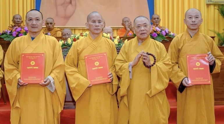 Trưởng lão Hòa thượng Thích Thiện Pháp trao quyết định đến chư tôn đức Ban Thường trực Ban Trị sự tỉnh An Giang