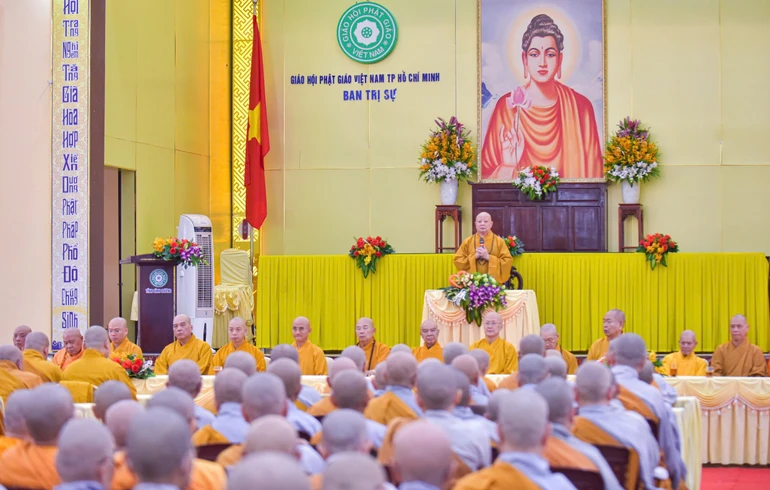 Hòa thượng Thích Lệ Trang sách tấn các hành giả tại trường hạ tổ đình Hội Khánh ((P.Thủ Dầu Một, TP.HCM) - Ảnh: Quảng Đạo/BGN