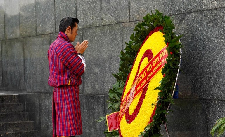 Quốc vương Bhutan Jigme Khesar Namgyel Wangchuck đặt vòng hoa tưởng niệm trước lúc vào lăng viếng Chủ tịch Hồ Chí Minh